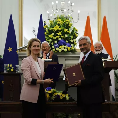 NEW DELHI (India), 27/01/2026.- President of the European Commission Ursula von der Leyen (L), President of the European Council Antonio Luis Santos da Costa (C) and Indian Prime Minister Narendra Modi (R) watch as Vice-President of the European Commission Kaja Kallas (front, L) and Indian Foreign Minister S. Jaishankar (front, R) exchange documents on free trade agreement between India and EU at Hyderabad House in New Delhi, India, 27 January 2026. The Indian prime minister hosted the European Commission president and European Council president for summit talks. (Nueva Delhi) EFE/EPA/RAJAT GUPTA
