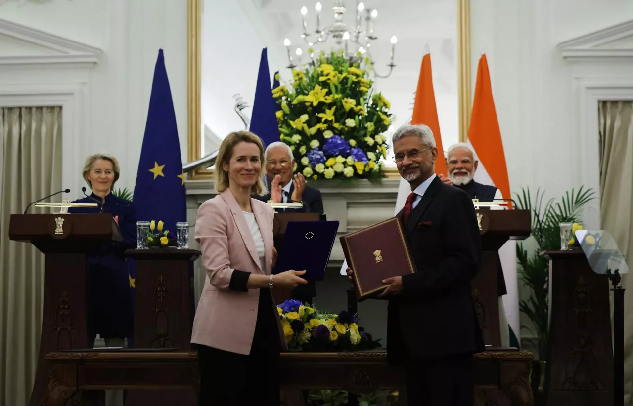 NEW DELHI (India), 27/01/2026.- President of the European Commission Ursula von der Leyen (L), President of the European Council Antonio Luis Santos da Costa (C) and Indian Prime Minister Narendra Modi (R) watch as Vice-President of the European Commission Kaja Kallas (front, L) and Indian Foreign Minister S. Jaishankar (front, R) exchange documents on free trade agreement between India and EU at Hyderabad House in New Delhi, India, 27 January 2026. The Indian prime minister hosted the European Commission president and European Council president for summit talks. (Nueva Delhi) EFE/EPA/RAJAT GUPTA
