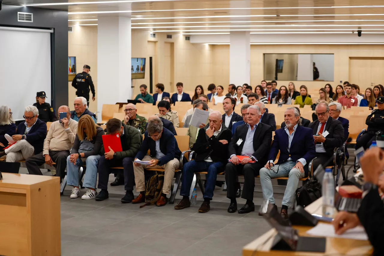 FOTODELDÍA SAN FERNANDO DE HENARES (MADRID), 20/10/2025.- Francisco Correa (d), líder de la trama de corrupción conocida como Caso Gürtel y Pablo Crespo (a su lado), su máximo colaborador, en la Audiencia Nacional en San Fernando de Henares (Madrid), donde este lunes comienza el duodécimo y último juicio del caso Gürtel, en el que se sientan 26 acusados en el banquillo, incluidos los cabecillas de la red, en la pieza principal de la macrocausa. EFE/ Javier Lizon
