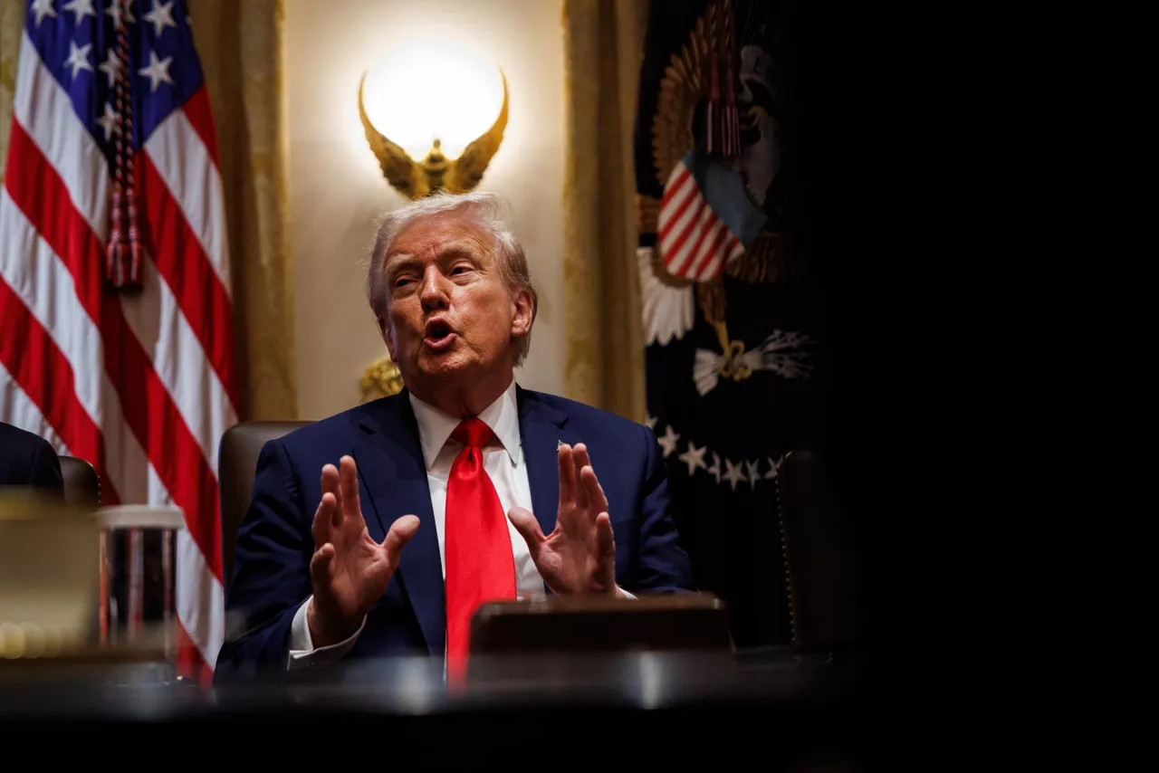 Washington (United States), 09/10/2025.- US President Donald Trump speaks during a Cabinet Meeting at the White House in Washington, DC, USA, 09 October 2025. US President Donald Trump announced that Israel and Hamas have agreed to the first phase of a Gaza peace plan, which includes the release of Israeli hostages and Palestinian prisoners, the withdrawal of Israeli forces, and the delivery of humanitarian aid to Gaza. EFE/EPA/SAMUEL CORUM / POOL
