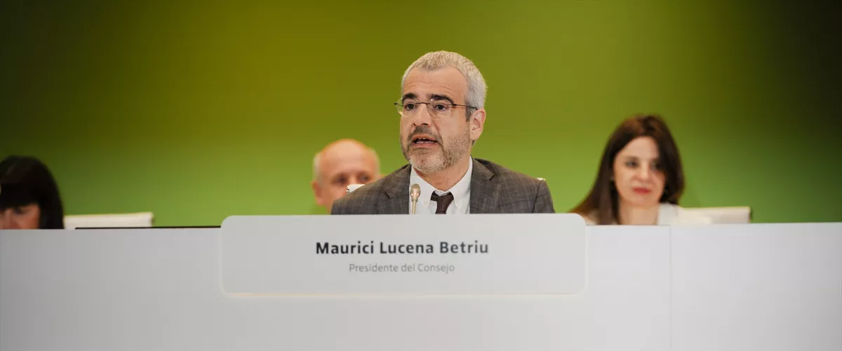 El presidente y consejero delegado de Aena, Maurici Lucena (c), durante la Junta general de Accionistas de Aena, a 16 de abril de 2026, en Madrid (España). Aena ha celebrado su junta de accionistas en la que se ha sometido a votación la reelección de Maurici Lucena como consejero ejecutivo para un nuevo mandato de cuatro años. Durante su intervención, el directivo ha enumerado los asuntos más relevantes de la compañía y explicado la estrategia del grupo para los próximos ejercicios en un contexto de consolidación del tráfico aéreo.



Mateo Lanzuela / Europa Press

16/4/2026