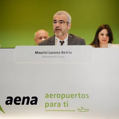 El presidente y consejero delegado de Aena, Maurici Lucena (c), durante la Junta general de Accionistas de Aena, a 16 de abril de 2026, en Madrid (España). Aena ha celebrado su junta de accionistas en la que se ha sometido a votación la reelección de Maurici Lucena como consejero ejecutivo para un nuevo mandato de cuatro años. Durante su intervención, el directivo ha enumerado los asuntos más relevantes de la compañía y explicado la estrategia del grupo para los próximos ejercicios en un contexto de consolidación del tráfico aéreo.



Mateo Lanzuela / Europa Press

16/4/2026