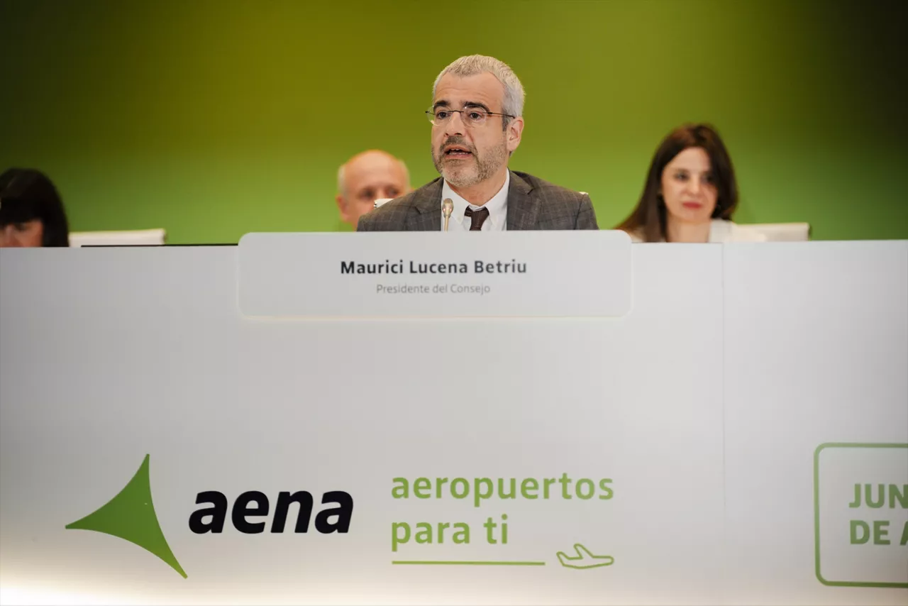 El presidente y consejero delegado de Aena, Maurici Lucena (c), durante la Junta general de Accionistas de Aena, a 16 de abril de 2026, en Madrid (España). Aena ha celebrado su junta de accionistas en la que se ha sometido a votación la reelección de Maurici Lucena como consejero ejecutivo para un nuevo mandato de cuatro años. Durante su intervención, el directivo ha enumerado los asuntos más relevantes de la compañía y explicado la estrategia del grupo para los próximos ejercicios en un contexto de consolidación del tráfico aéreo.



Mateo Lanzuela / Europa Press

16/4/2026