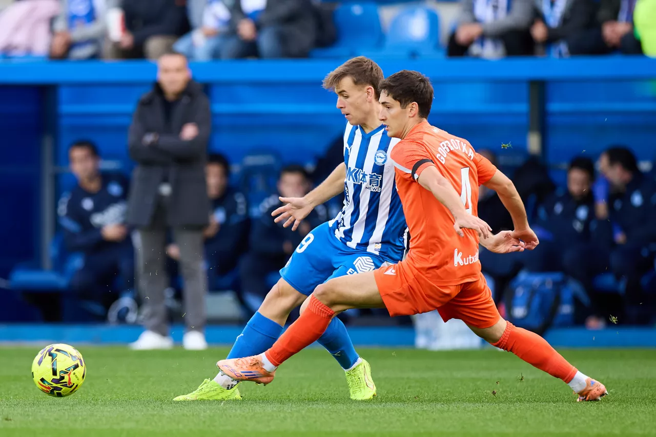 Pablo Ibañez eta Jon Gorrotxategi Alavesen eta Realaren arteko derbian, Mendizorrotzan