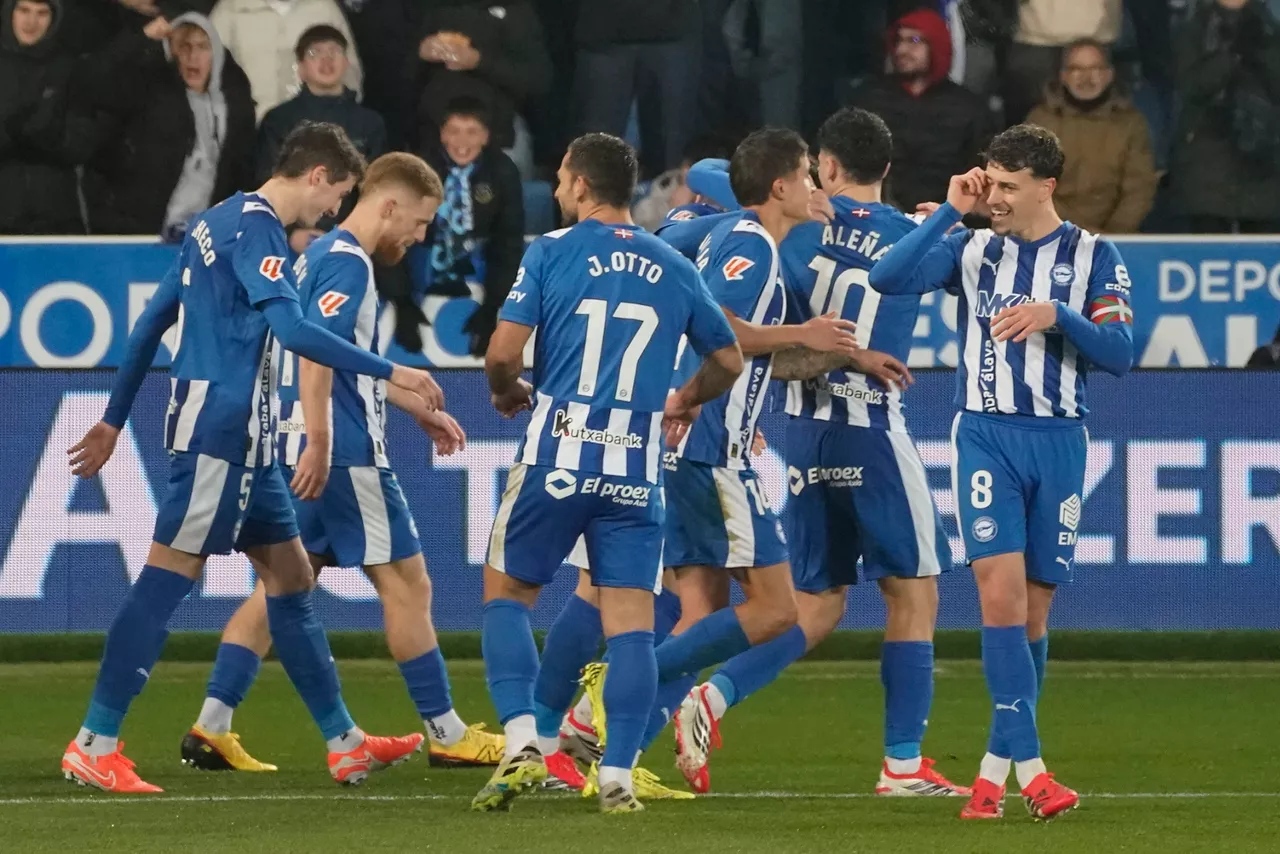 VITORIA, 25/01/2026.- Los jugadores del Alavés celebran el gol de Toni Martínez, segundo del equipo vasco, durante el partido de la jornada 21 de LaLiga que Deportivo Alavés y Real Betis disputan este domingo en Mendizorroza. EFE/ L. Rico
