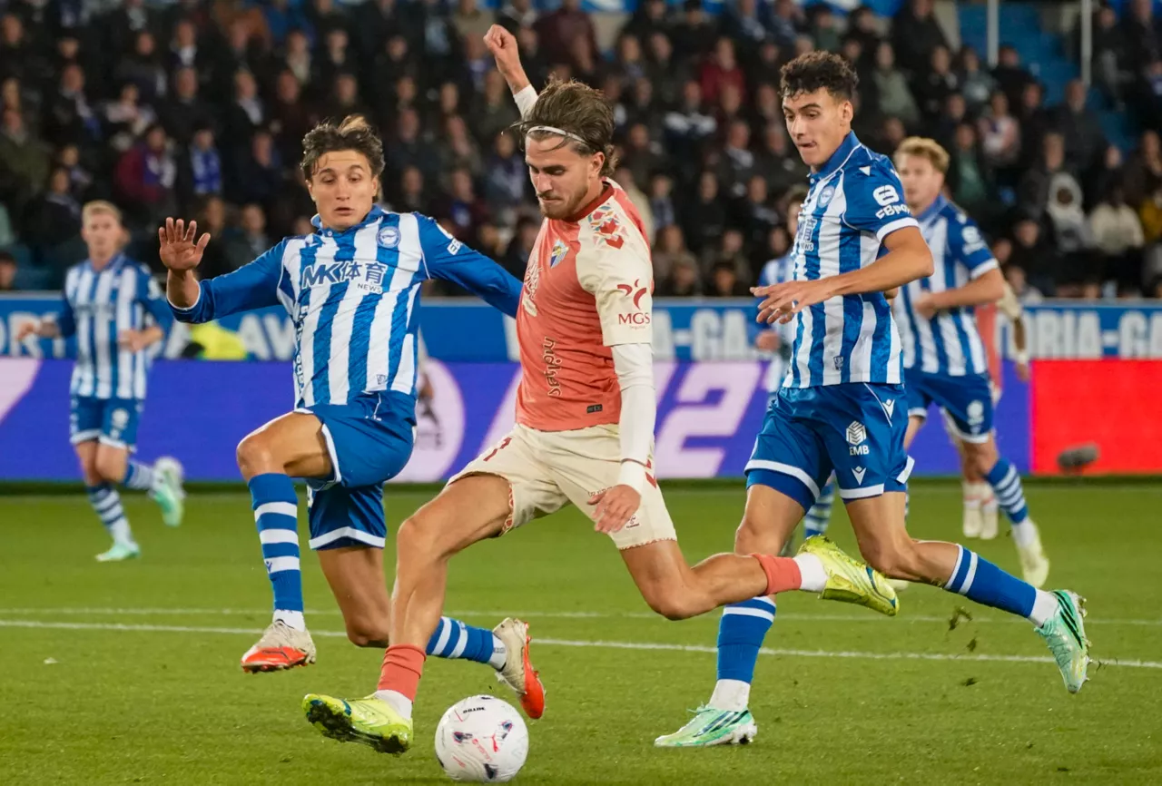 VITORIA, 23/10/2026.- El delantero del Málaga Adrián Niño anota el primer gol del equipo durante el encuentro de LaLiga EA Sports que disputan este viernes Alavés y Málaga en el estadio de Mendizorroza, en Vitoria. EFE / L. Rico.
