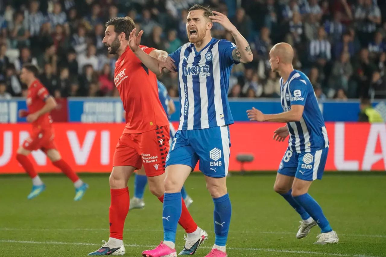 VITORIA, 05/04/2026.- El delantero del Alavés, Toni Martínez, durante el encuentro correspondiente a la jornada 30 de la Liga EA Sports que disputan este domingo Alavés y Osasuna en el estadio de Mendizorroza, en Vitoria. EFE / L. Rico
