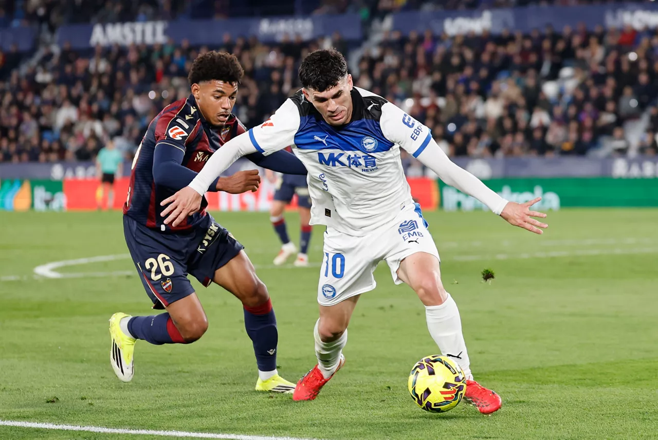 VALENCIA, 27/02/2026.- El centrocampista del Alavés Carles Aleñá (d) controla el balón ante Kareem Tunde (i), del Levante, durante el partido de LaLiga de fútbol que UD Levante y Deportivo Alavés disputan este viernes en el estadio Ciutat de Valencia. EFE/Ana Escobar
