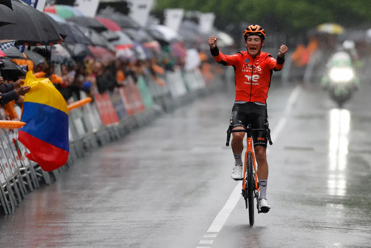 BERGARA (GIPUZKOA), 11/04/2026.- El ciclista estadounidense Andrew August (Ineos), entra ganador en meta de la sexta etapa de la Vuelta Ciclista al País Vasco-Itzulia, este sábado en Bergara (Gipuzkoa). EFE/ Juan Herrero
