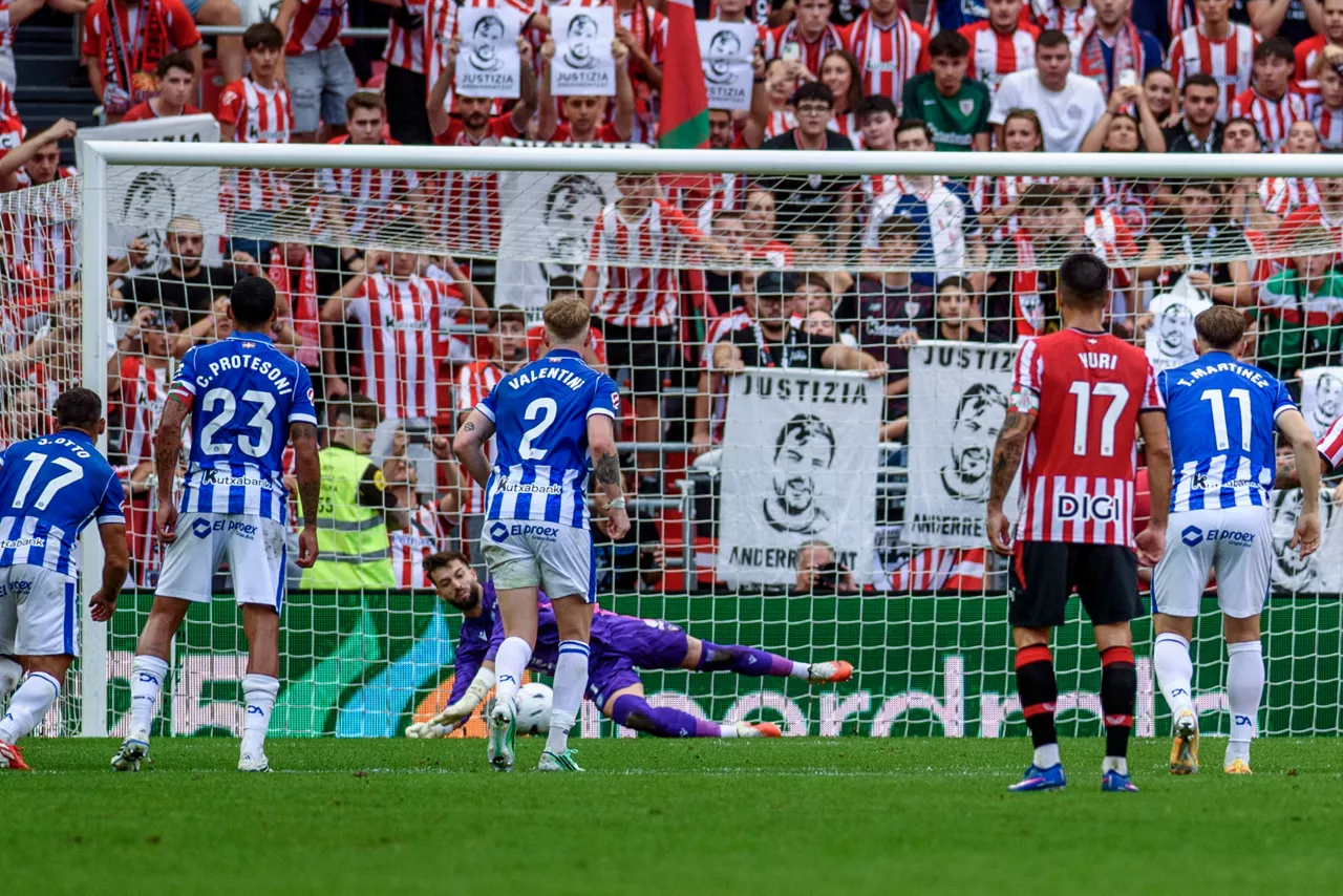 Antonio Sivera penaltia geldiketa Alaves