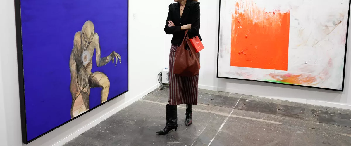 MADRID, 05/03/2026.- Una mujer analiza una de las obras expuestas de una de las galerías que exhiben en la 45ª edición de la Feria Internacional de Arte Contemporáneo ARCOmadrid este jueves. EFE/ Mariscal
