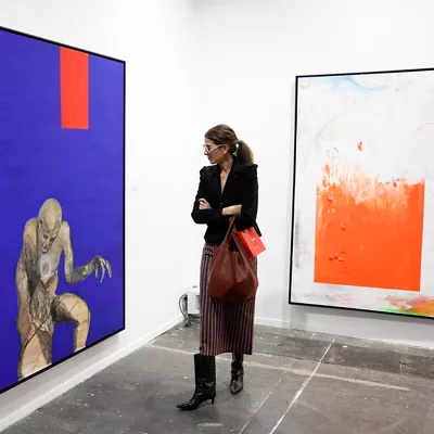 MADRID, 05/03/2026.- Una mujer analiza una de las obras expuestas de una de las galerías que exhiben en la 45ª edición de la Feria Internacional de Arte Contemporáneo ARCOmadrid este jueves. EFE/ Mariscal
