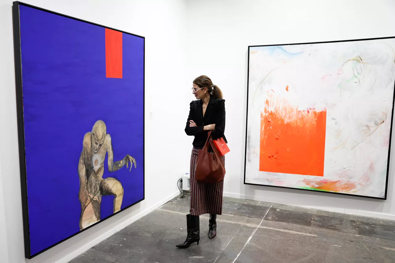 MADRID, 05/03/2026.- Una mujer analiza una de las obras expuestas de una de las galerías que exhiben en la 45ª edición de la Feria Internacional de Arte Contemporáneo ARCOmadrid este jueves. EFE/ Mariscal

