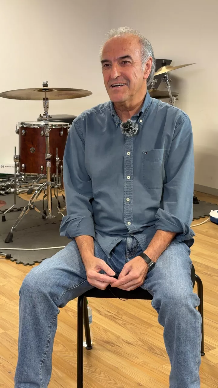 Gontzal Mendibil kantaria, 50. urteurreneko kontzertuetarako entsegu batean. 