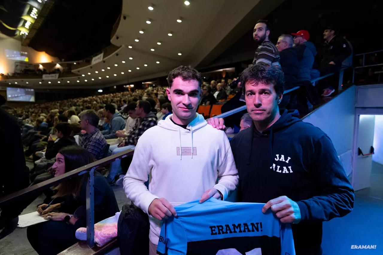 Gorka Mugartegi eta Iñaki Osa Goikoetxea, Gernikako Jai Alai pilotalekuan. 