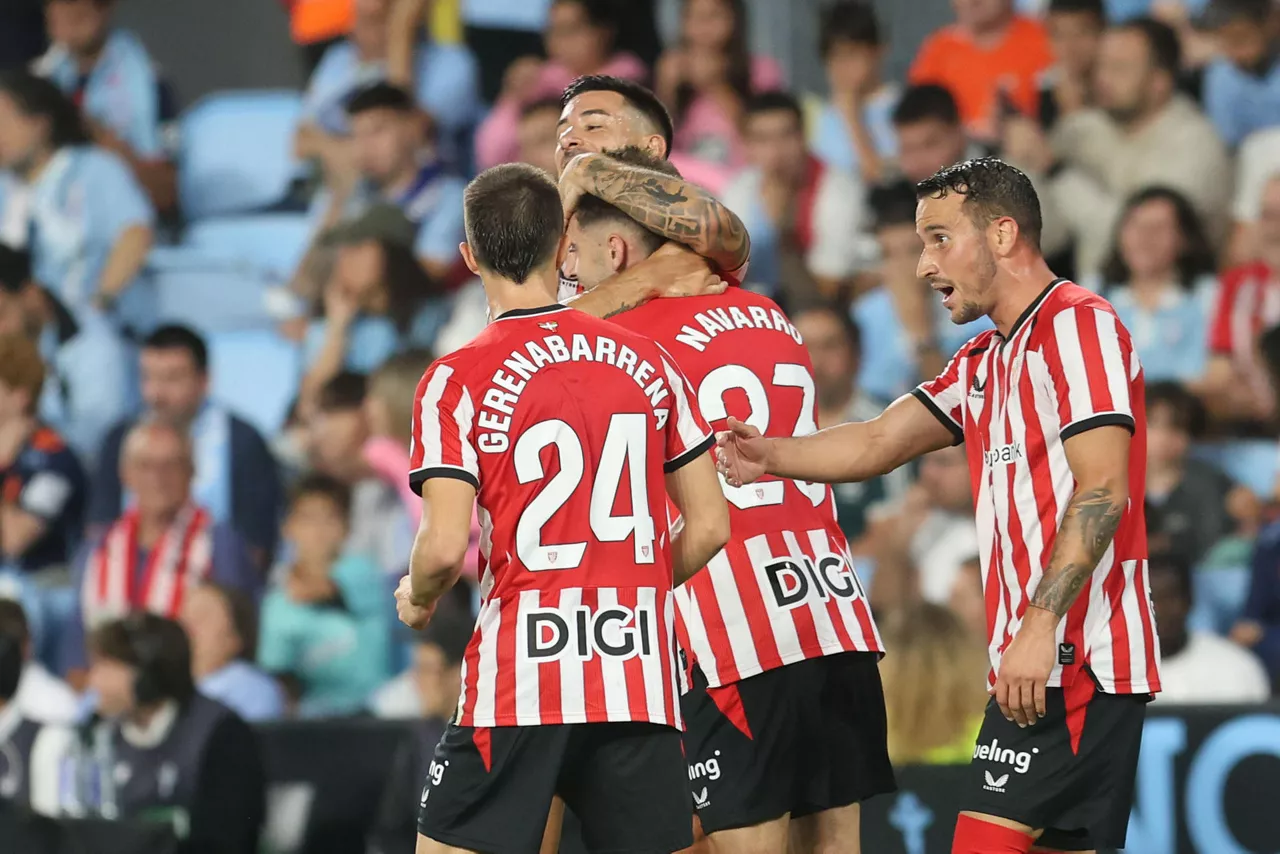 VIGO, 30/08/2026.- El centrocampista del Athletic Club Robert Navarro (2d) celebra su gol en el partido de la tercera jornada de LaLiga que Celta de Vigo y Athletic Club de Bilbao disputan hoy domingo en el estadio de Balaídos. EFE/ Salvador Sas
