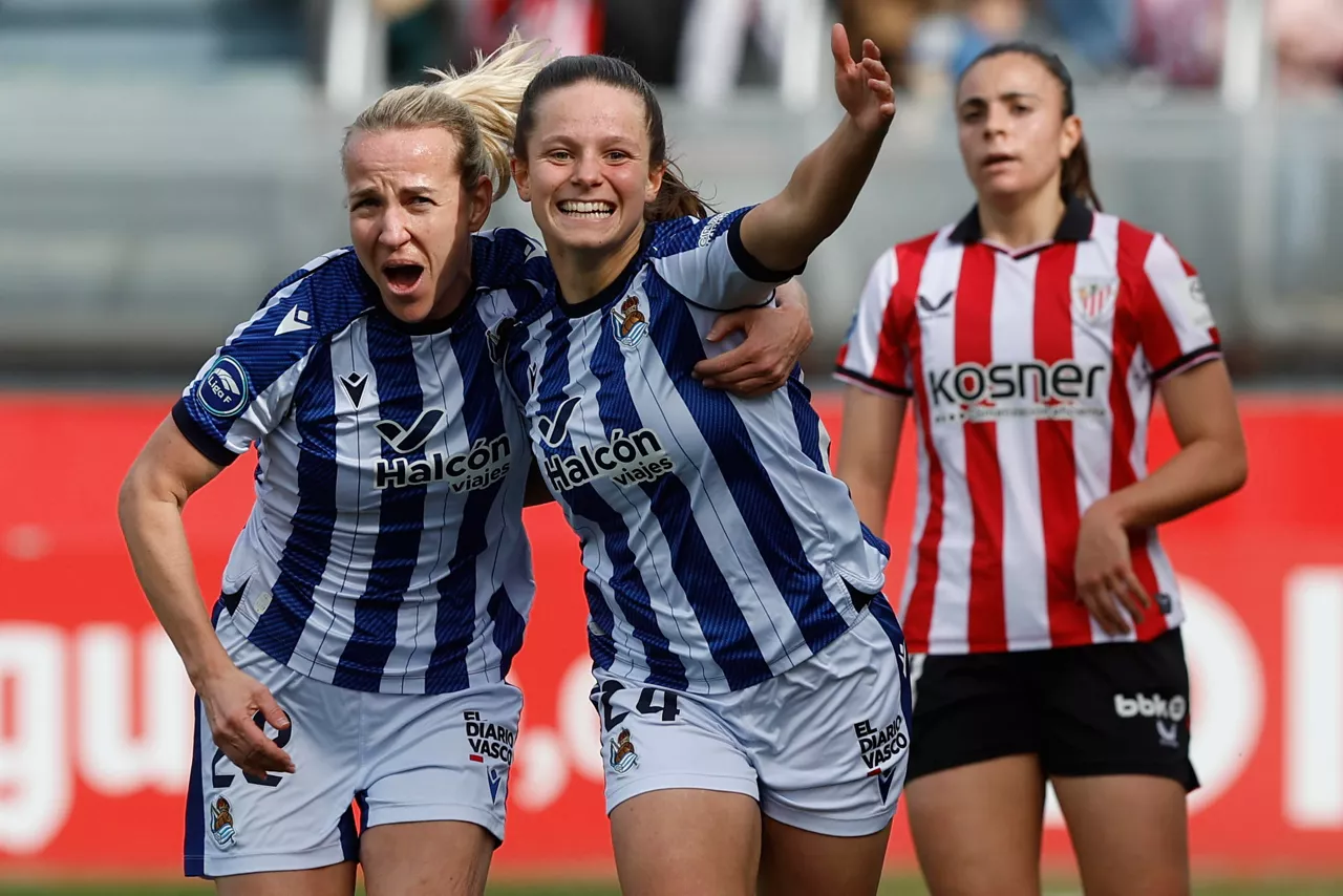 Klara Cahynova y Aiara Agirrezabala celebran el primero gol de la Real Sociedad en el derbi ante el Athletic