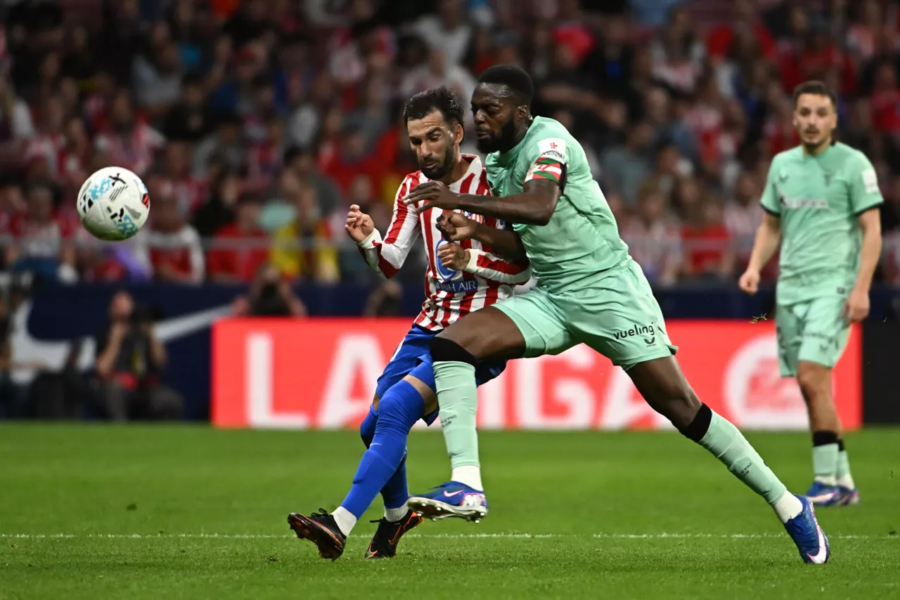MADRID, 25/04/2026.- El delantero del Atlético de Madrid Álex Baena (i) disputa un balón con el delantero del Athletic Iñaki Williams (d) durante el partido de la jornada 32 de LaLiga entre Atlético de Madrid y Athletic Club Bilbao, este sábado en el estadio Riyadh Air Metropolitano de Madrid. EFE/ Fernando Villar
