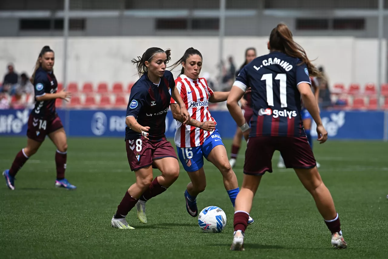 ALCALÁ DE HENARES (MADRID), 03/05/2026.- La futbolista del Atlético de Madrid Femenino Priscila Chinchilla (c) se enfrenta a Amaia Iribarren (i), del Éibar Femenino, durante el partido de la 27ª jornada de la Liga F de fútbol disputado este domingo en el Centro Deportivo del Atlético de Madrid en Alcalá de Henares (Madrid). EFE/ Fernando Villar
