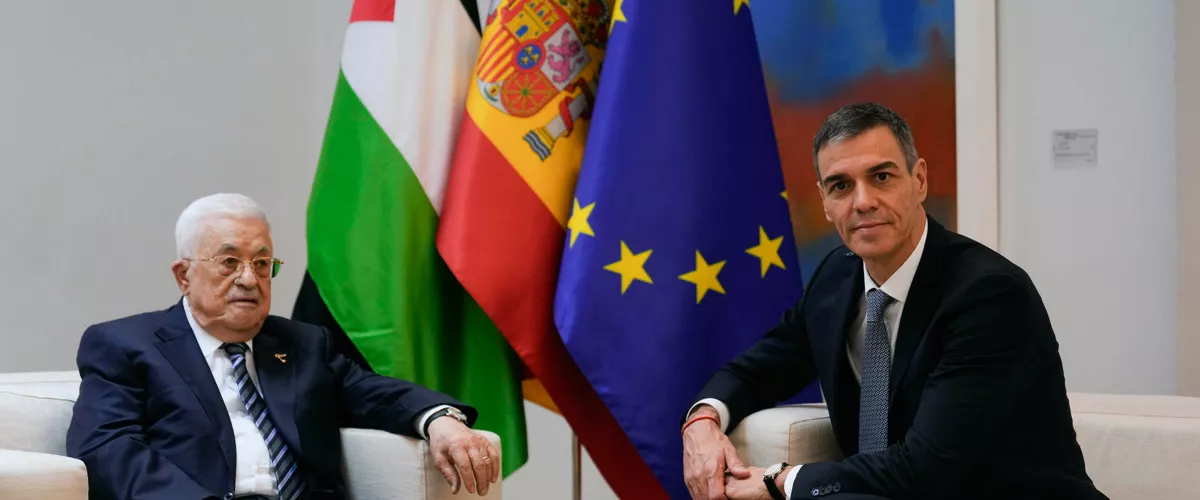 FOTODELDÍA - MADRID, 10/12/2025.-El presidente del Gobierno, Pedro Sánchez (d), y el presidente de Palestina, Mahmoud Abbas, este miércoles durante su encuentro en el Palacio de la Moncloa en Madrid.- EFE/Borja Sánchez Trillo
