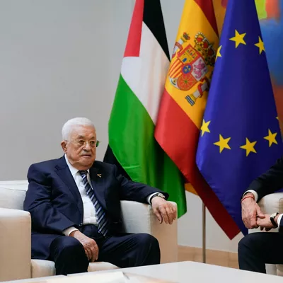 FOTODELDÍA - MADRID, 10/12/2025.-El presidente del Gobierno, Pedro Sánchez (d), y el presidente de Palestina, Mahmoud Abbas, este miércoles durante su encuentro en el Palacio de la Moncloa en Madrid.- EFE/Borja Sánchez Trillo
