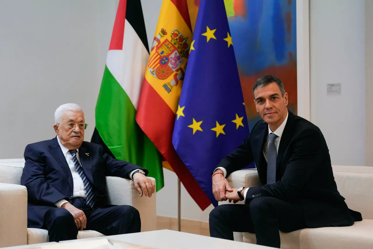 FOTODELDÍA - MADRID, 10/12/2025.-El presidente del Gobierno, Pedro Sánchez (d), y el presidente de Palestina, Mahmoud Abbas, este miércoles durante su encuentro en el Palacio de la Moncloa en Madrid.- EFE/Borja Sánchez Trillo
