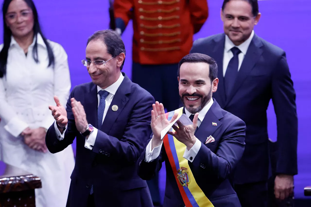 FOTODELDÍA AME7019. CALI (COLOMBIA), 07/08/2026.- Abelardo de la Espriella (d) reacciona tras jurar como presidente de Colombia para el periodo 2026-2030, junto al vicepresidente José Manuel Restrepo (i), este viernes en Cali (Colombia). "Juro a Dios y prometo al pueblo cumplir fielmente la Constitución y las leyes de Colombia", dijo De la Espriella al jurar ante el presidente del Congreso, Honorio Henríquez, quien acto seguido le impuso la banda presidencial. EFE/ Mauricio Dueñas Castañeda
