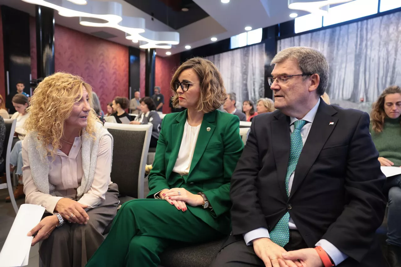 BILBAO, 20/10/2026.-La presidenta de la Asociación de Padres y Madres de Niños, Niñas y Adolescentes con Cáncer de Bizkaia (Aspanovas), María José Martínez (i) la diputada general Elixabete Etxanobe y el alcalde de Bilbao Juan Mari Aburto, (i a d) este martes en la presentación de Ausarta Zentroa, un nuevo centro pionero en Bizkaia de atención integral para menores con cáncer y sus familias. EFE/ Luis Tejido

