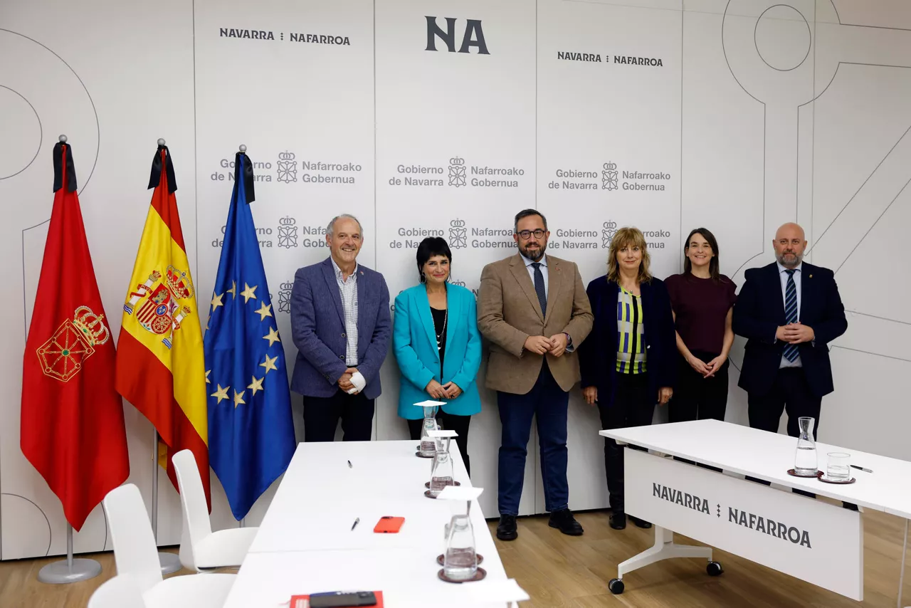 GRAFCAV1290. PAMPLONA, 30/10/2026.- El consejero de Economía y Hacienda, José Luis Arasti (d), la portavoz parlamentaria de EH Bildu, Laura Aznal (2i), el Vicepresidente primero y consejero de Presidencia e Igualdad Javier Remirez (4d), la Vicepresidenta segunda y consejera de Memoria y Convivencia, Acción Exterior y Euskera Ana Ollo (3d) la Vicepresidenta tercera y consejera de Vivienda, Juventud y Políticas Migratorias Begoña Alfaro (2d) y el parlamentario de EH Bildu, Adolfo Araiz (i), han firmado este viernes en el Palacio de Navarra el acuerdo para la aprobación de los Presupuestos Generales de la Comunidad para 2027. La firma ha tenido lugar una hora antes de que el consejero Arasti entregue al presidente del Parlamento, Unai Hualde, el proyecto de Presupuestos para 2027, que está cifrado en 7.284,8 millones de euros. Con este acuerdo, al igual que ha sucedido en los ejercicios anteriores de las dos últimas legislaturas, el Ejecutivo presidido por María Chivite volverá a contar con los apoyos suficientes para sacar adelante las cuentas. EFE/ Jesús Diges
