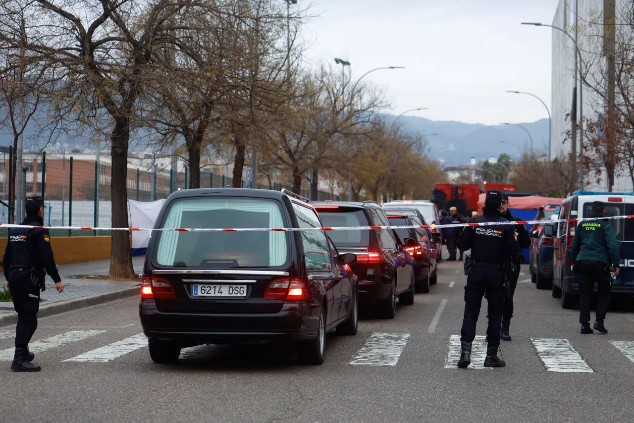CÓRDOBA, 21/01/2026.- Coches fúnebres siguen llegando al Instituto de Medicina Legal (IML) de Córdoba, donde hasta 27 forenses prosiguen con las labores de identificación de cadáveres de las víctimas del accidente ferroviario de Adamuz (Córdoba) ocurrido el pasado domingo. Los médicos forenses han realizado 38 autopsias e identificado a 25 persona mientras la cifra de fallecidos se mantiene en 42aunque hay 43 denuncias por desaparición. EFE/Salas
