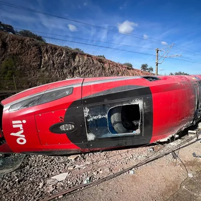 ADAMUZ (ESPAÑA), 19/01/2026.- Vista del tren Iryo que descarriló ayer e impactó contra un Alvia, dejando al menos 39 víctimas mortales. El presidente de Renfe, Álvaro Fernández Heredia, ha advertido este lunes de que las razones del accidente ferroviario tardarán días en conocerse, aunque ha alejado la posibilidad de que se haya debido a un exceso de velocidad o un fallo humano. EFE/SOLO USO EDITORIAL/SOLO DISPONIBLE PARA ILUSTRAR LA NOTICIA QUE ACOMPAÑA (CRÉDITO OBLIGATORIO)
