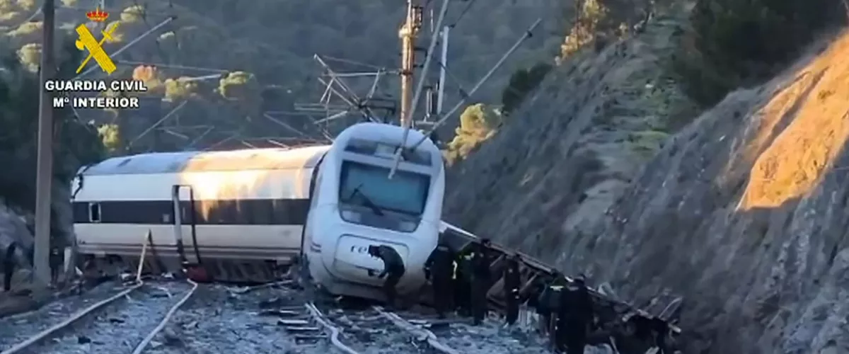 ADAMUZ (ESPAÑA), 19/01/2026.- Captura Imágenes de la búsqueda de evidencias que puedan servir para la identificación de víctimas e investigación del accidente ferroviario en Adamuz (Córdoba) en el que al menos 39 personas han muerto y un centenar han resultado heridas, es el cuarto siniestro ferroviario más grave registrado en España. EFE/ Captura de vídeo de la Guardia Civil // SOLO USO EDITORIAL/SOLO DISPONIBLE PARA ILUSTRAR LA NOTICIA QUE ACOMPAÑA (CRÉDITO OBLIGATORIO)
