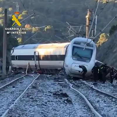 ADAMUZ (ESPAÑA), 19/01/2026.- Captura Imágenes de la búsqueda de evidencias que puedan servir para la identificación de víctimas e investigación del accidente ferroviario en Adamuz (Córdoba) en el que al menos 39 personas han muerto y un centenar han resultado heridas, es el cuarto siniestro ferroviario más grave registrado en España. EFE/ Captura de vídeo de la Guardia Civil // SOLO USO EDITORIAL/SOLO DISPONIBLE PARA ILUSTRAR LA NOTICIA QUE ACOMPAÑA (CRÉDITO OBLIGATORIO)
