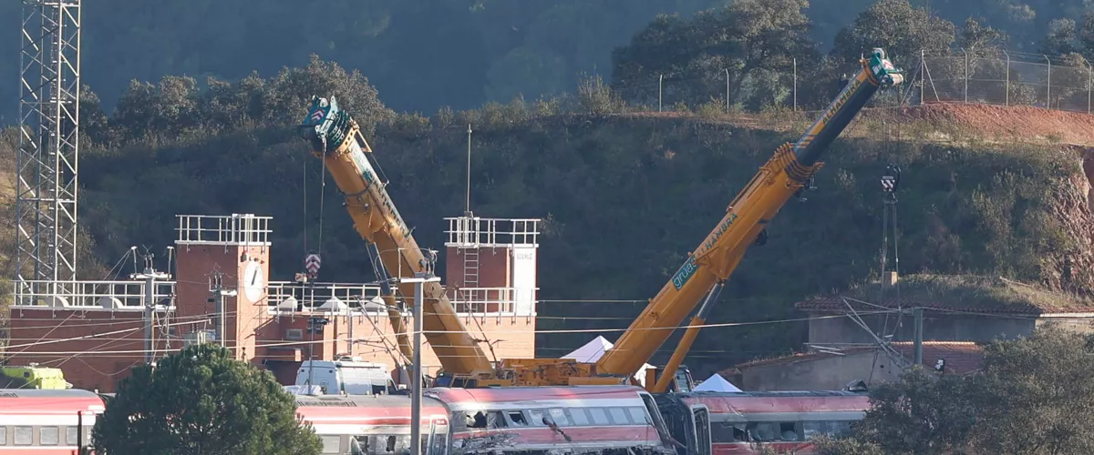 ADAMUZ (CÓRDOBA), 20/01/2026.- Una grúa trabaja en las inmediaciones del lugar de descarrilamiento de los trenes en el accidente ferroviario de Adamuz (Córdoba). EFE/Jorge Zapata

