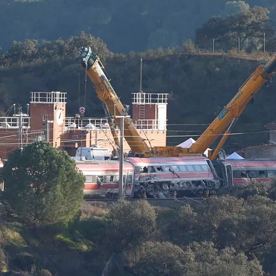 ADAMUZ (CÓRDOBA), 20/01/2026.- Una grúa trabaja en las inmediaciones del lugar de descarrilamiento de los trenes en el accidente ferroviario de Adamuz (Córdoba). EFE/Jorge Zapata
