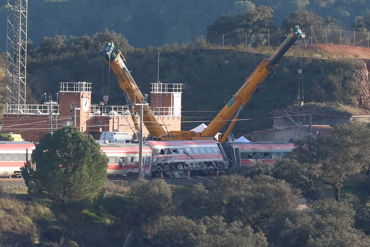 ADAMUZ (CÓRDOBA), 20/01/2026.- Una grúa trabaja en las inmediaciones del lugar de descarrilamiento de los trenes en el accidente ferroviario de Adamuz (Córdoba). EFE/Jorge Zapata

