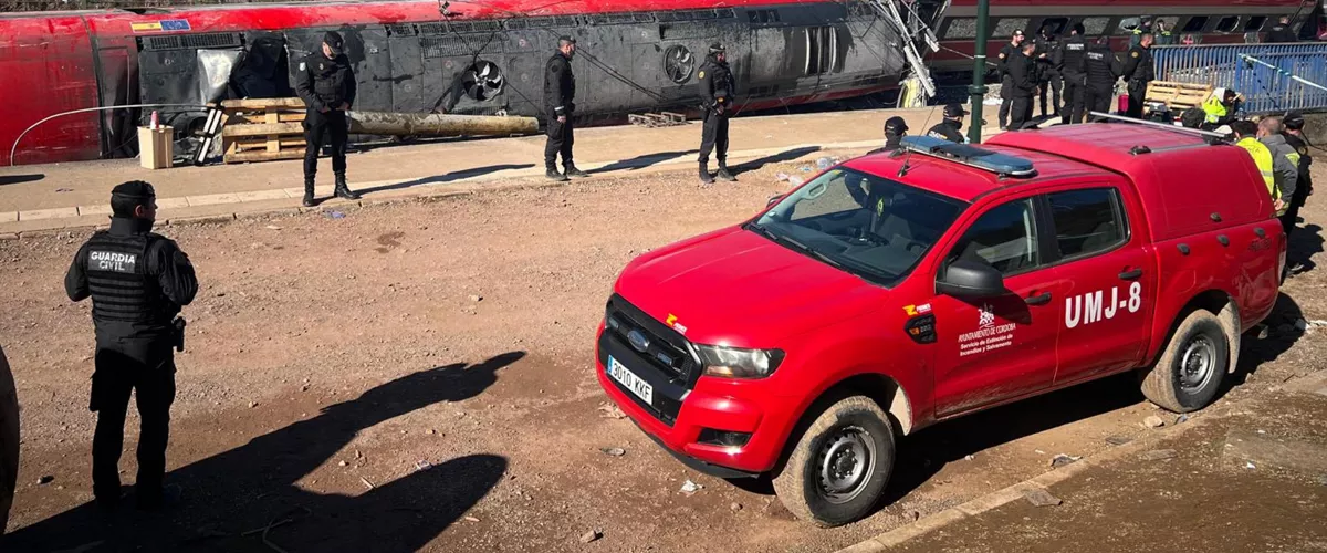 ADAMUZ (ESPAÑA), 19/01/2026.- Vista del tren Iryo que descarriló ayer e impactó contra un Alvia, dejando al menos 39 víctimas mortales. El presidente de Renfe, Álvaro Fernández Heredia, ha advertido este lunes de que las razones del accidente ferroviario tardarán días en conocerse, aunque ha alejado la posibilidad de que se haya debido a un exceso de velocidad o un fallo humano. EFE/SOLO USO EDITORIAL/SOLO DISPONIBLE PARA ILUSTRAR LA NOTICIA QUE ACOMPAÑA (CRÉDITO OBLIGATORIO)
