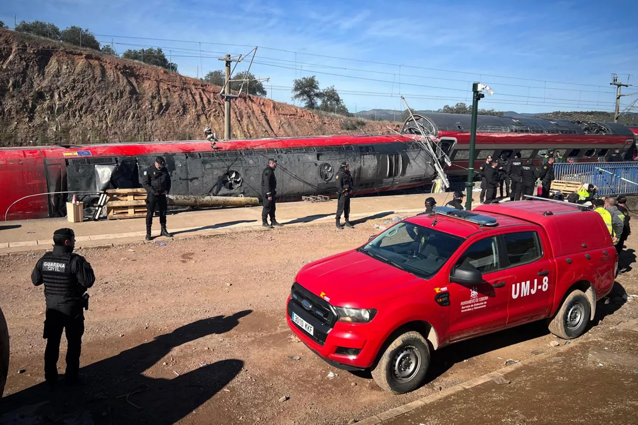 ADAMUZ (ESPAÑA), 19/01/2026.- Vista del tren Iryo que descarriló ayer e impactó contra un Alvia, dejando al menos 39 víctimas mortales. El presidente de Renfe, Álvaro Fernández Heredia, ha advertido este lunes de que las razones del accidente ferroviario tardarán días en conocerse, aunque ha alejado la posibilidad de que se haya debido a un exceso de velocidad o un fallo humano. EFE/SOLO USO EDITORIAL/SOLO DISPONIBLE PARA ILUSTRAR LA NOTICIA QUE ACOMPAÑA (CRÉDITO OBLIGATORIO)
