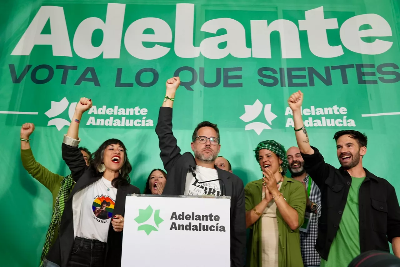 JEREZ DE LA FRONTERA (CÁDIZ), 17/05/2026.- El candidato de Adelante Andalucía, José Ignacio García (c), acompañado por su equipo y Teresa Rodríguez (3d) en la asociación sociocultural “La yerbabuena”, celebra los resultados electorales del partido tras los comicios en Andalucía, este domingo en Jerez de la Frontera (Cádiz). EFE/Román Ríos.
