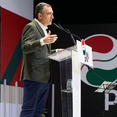 VITORIA, 13/12/2025.- El presidente del PNV, Aitor Esteban, interviene este sábado en Vitoria en la tercera sesión de la IX Asamblea General del partido, en la que se aprueba la propuesta de reforma de los estatutos. EFE/L. Rico
