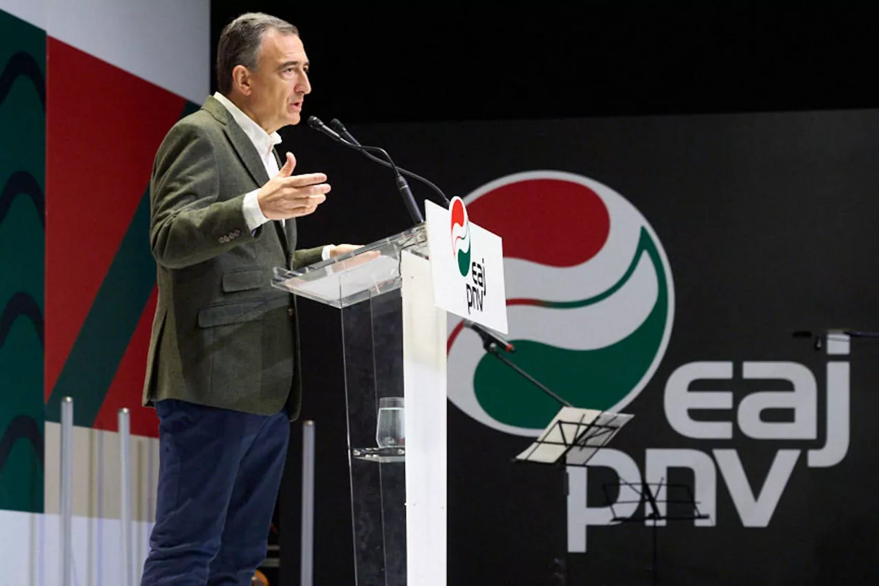 VITORIA, 13/12/2025.- El presidente del PNV, Aitor Esteban, interviene este sábado en Vitoria en la tercera sesión de la IX Asamblea General del partido, en la que se aprueba la propuesta de reforma de los estatutos. EFE/L. Rico
