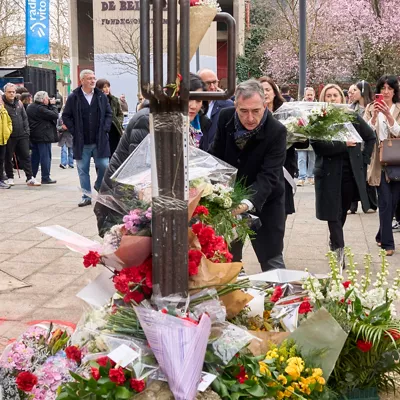 VITORIA, 03/03/2026.- El presidente del PNV, Aitor Esteban (c), ha participado este martes en un acto de reconocimiento de su partido a las víctimas de la masacre del 3 de Marzo en Vitoria. EFE / L. Rico
