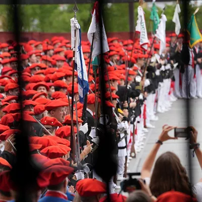 (Foto de ARCHIVO)

Varias personas durante el Alarde público de San Marcial, en la calle San Marcia, a 30 de junio de 2026, en Irún, Guipúzcoa, País Vasco (España). La fiesta celebra la victoria de los habitantes de Irún contra el ejército francés el día 30 de junio, San Marcial en el calendario católico, de 1522. A diferencia del Alarde tradicional en el Alarde público las mujeres también pueden desfilar como soldados.



Unanue / Europa Press

30/6/2026