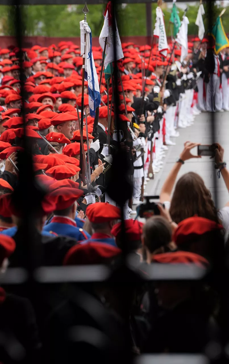 (Foto de ARCHIVO)

Varias personas durante el Alarde público de San Marcial, en la calle San Marcia, a 30 de junio de 2026, en Irún, Guipúzcoa, País Vasco (España). La fiesta celebra la victoria de los habitantes de Irún contra el ejército francés el día 30 de junio, San Marcial en el calendario católico, de 1522. A diferencia del Alarde tradicional en el Alarde público las mujeres también pueden desfilar como soldados.



Unanue / Europa Press

30/6/2026
