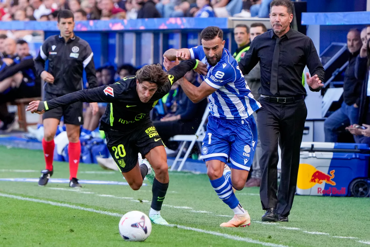 VITORIA, 10/10/2026.- El futbolista del Atlético de Madrid Giulano Simeone (iI lucha por el balón con Abde Rebbach (d), del Deportivo Alavés, durante su partido de la jornada 8 de LaLiga EA Sports disputado en el Estadio de Mendizorroza, en Vitoria, este sábado. EFE/ Adrián Ruiz Hierro
