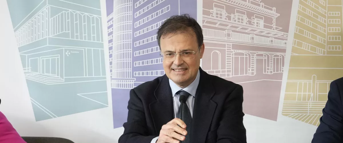 GRAFCAV9155. VITORIA, 28/01/2026.- El consejero vasco de Salud, Alberto Martínez, durante la rueda de prensa que ha ofrecido este miércoles tras la visita al Centro de Salud Agurain Salvatierra en Vitoria en la que, sobre la administración de vacunas caducadas, ha admitido que han fallado varios controles: los del almacén distribuidor y el personal de los centros de salud que recibieron las vacunas así como el personal de enfermería que las administró y que se está investigando. El Servicio Vasco de Salud-Osakidetza ha administrado vacunas caducadas "recientemente" a 253 personas, la mayoría bebés, lo que, según ha insistido hoy el consejero, no conlleva afección en la salud ni efecto adverso, aunque los afectados deberán volver a vacunarse. Se trata de dosis de la vacuna hexavalente (difteria, tétanos, tosferina, poliomelitis, hepatitis B y Haemophilus influenzae tipo B) "pertenecientes a un lote cuya fecha de caducidad había expirado recientemente". EFE/Adrián Ruiz-Hierro
