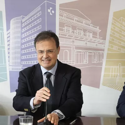 GRAFCAV9155. VITORIA, 28/01/2026.- El consejero vasco de Salud, Alberto Martínez, durante la rueda de prensa que ha ofrecido este miércoles tras la visita al Centro de Salud Agurain Salvatierra en Vitoria en la que, sobre la administración de vacunas caducadas, ha admitido que han fallado varios controles: los del almacén distribuidor y el personal de los centros de salud que recibieron las vacunas así como el personal de enfermería que las administró y que se está investigando. El Servicio Vasco de Salud-Osakidetza ha administrado vacunas caducadas "recientemente" a 253 personas, la mayoría bebés, lo que, según ha insistido hoy el consejero, no conlleva afección en la salud ni efecto adverso, aunque los afectados deberán volver a vacunarse. Se trata de dosis de la vacuna hexavalente (difteria, tétanos, tosferina, poliomelitis, hepatitis B y Haemophilus influenzae tipo B) "pertenecientes a un lote cuya fecha de caducidad había expirado recientemente". EFE/Adrián Ruiz-Hierro
