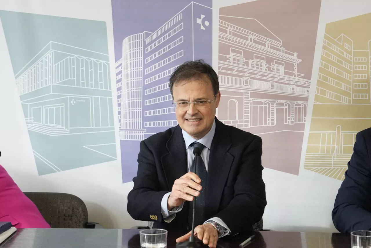 GRAFCAV9155. VITORIA, 28/01/2026.- El consejero vasco de Salud, Alberto Martínez, durante la rueda de prensa que ha ofrecido este miércoles tras la visita al Centro de Salud Agurain Salvatierra en Vitoria en la que, sobre la administración de vacunas caducadas, ha admitido que han fallado varios controles: los del almacén distribuidor y el personal de los centros de salud que recibieron las vacunas así como el personal de enfermería que las administró y que se está investigando. El Servicio Vasco de Salud-Osakidetza ha administrado vacunas caducadas "recientemente" a 253 personas, la mayoría bebés, lo que, según ha insistido hoy el consejero, no conlleva afección en la salud ni efecto adverso, aunque los afectados deberán volver a vacunarse. Se trata de dosis de la vacuna hexavalente (difteria, tétanos, tosferina, poliomelitis, hepatitis B y Haemophilus influenzae tipo B) "pertenecientes a un lote cuya fecha de caducidad había expirado recientemente". EFE/Adrián Ruiz-Hierro
