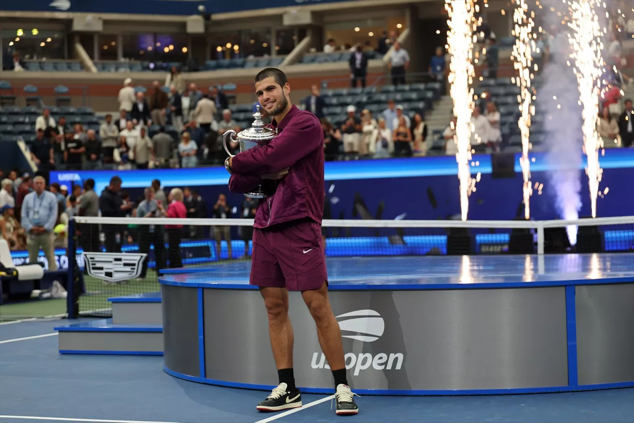 Carlos Alcaraz posa con el trofeo del US Open después de ganar la final de la edición del 2025.