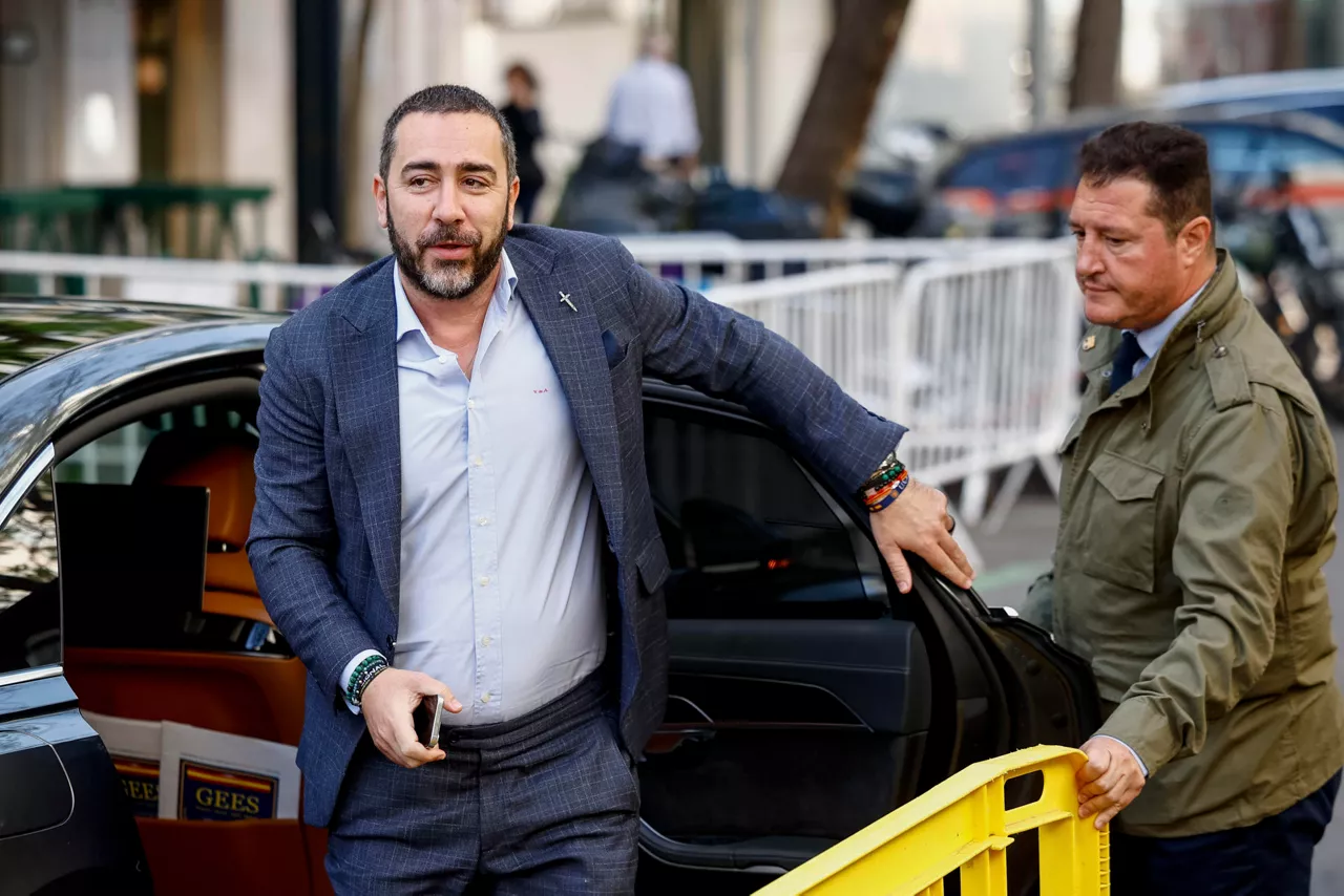 MADRID, 22/04/2026.- El comisionista Víctor de Aldama a su llegada este miércoles al Tribunal Supremo para declarar en el juicio que le sienta en el banquillo junto al exministro de Transportes José Luis Ábalos, en una jornada que estará centrada en la entrada y salida de dinero en efectivo de la sede de Ferraz y en la que también está citada la presidenta del Tribunal de Cuentas, Enriqueta Chicano. EFE/Daniel González
